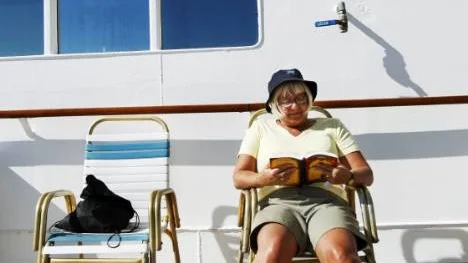 Andrea Edmonds satt i solen och läste i väntan på aktiviteterna i Piteå.