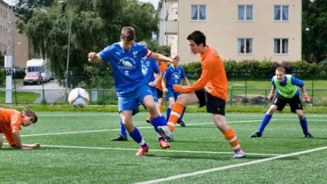 Max Gould, lagkapten i Arvidsjaur kämpade hårt men det räckte inte till några poäng mot holländarna i Haagse VV.