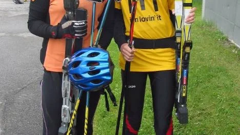 I veckan har bland andra skid-åkarna Elin Brännmark (till vänster), Älvsby IF SK, och Hanna Öberg, Hemmningsmark IF, tränat tillsammans."Det är hård men bra träning på lägret", tycker Elin.