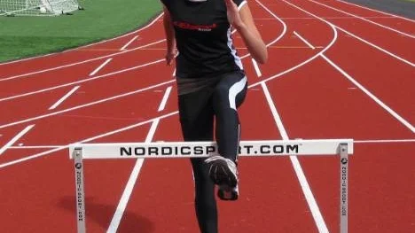 Häck är en av friidrottslöftet Åsa Brännmarks favoritgrenar. På DM i Boden tog hon guld i både 80 och 300 meter och satte dessutom pers i den sistnämnda häckdistansen.