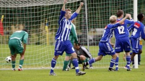 Mikael Bäckström och hans lagkompisar i Öjebyn jublar efter ett av målen i derbyt mot Svensbyn. Öjebyn vann med 3-1.