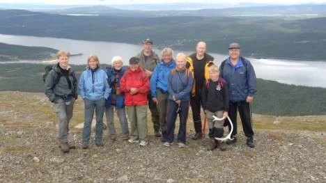 Vi nådde toppen på Niebsurte, 924 meter över havet! Per-Ivar Marklund och Lena Andersson, Boliden, Andreas Labba, Korsträsk, Mari-Anna Omma, Arjeplog, guiden Sture Sundström, Laisvall, Gunnel Lundqvist, Arjeplog, Chatrine Augustsson, Hortlax, Ingrid Westerlund, Jutis, Magnus Westerlund, Arjeplog, och Augusto Marques da Silva, Laisvall.