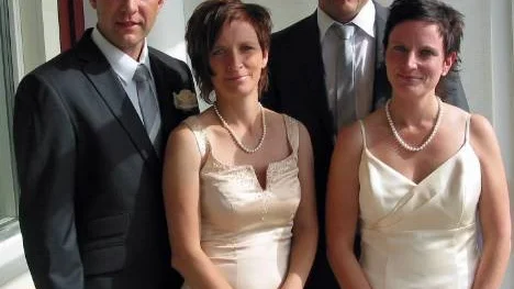 Ända från Östhammar kom systrarna Carola (till vänster) och Jessica Forsberg för att göra gemensam sak och gifta sig med sina respektive livskamrater Björn Andersson och Martin Andén.