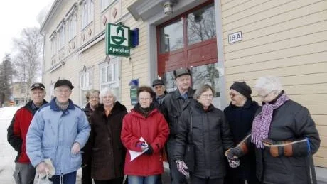 Utanför apoteket i Arvidsjaur fanns dessa pensionärer i går för att protestera mot regeringens förslag att avreglera Apoteket.  Representanterna för inlandspensionärerna fruktar att en privatisering  bland annat innebär försämrade nöjligheter till experthjälp vid apoteksbesök.