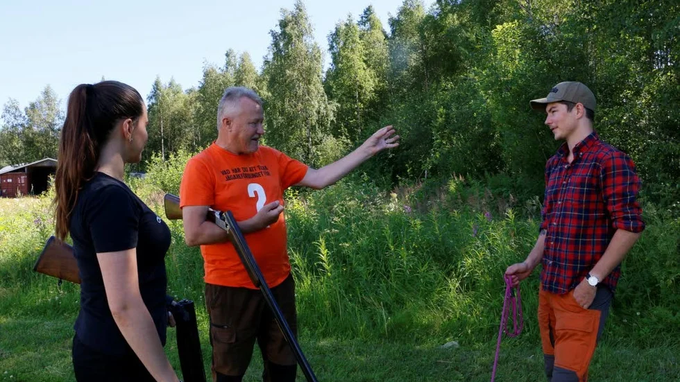 Utbildare. Christer Jonsson är utbildningsansvarig vid Svenska Jägareförbundets Piteådistrikt. Sofia Nyman och Markus Lundberg är två av adepterna.
