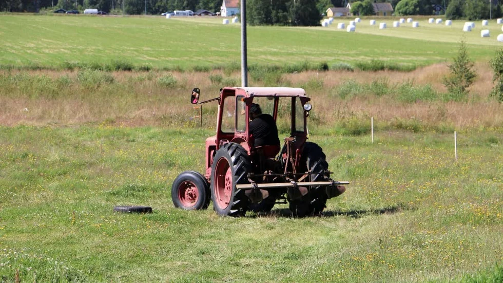 TRAKTOR. Så här såg det ut när traktorn brummade iväg.
