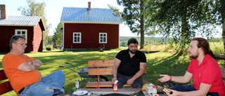 Fares och Hamza gläds över sina nya jobb i Sverige