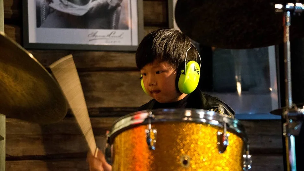 Stjärna. Emil Rögde, 6 år, tog Deep Purple till Swensbylijda när han spelade "Smoke on the water" med resten av bandet i kvällens mest bejublade nummer.