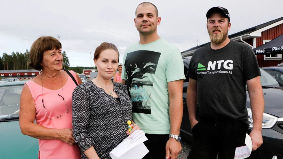 Uppladdning. Lisbeth Vesterlund, Emelie Genberg, Tommy Vesterlund och Christian Ström laddade upp inför bilbingon.