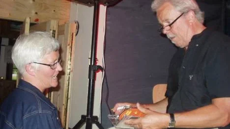 Inger Karlsson passar på att prata med kvällens artist Lalla Hansson.