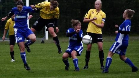 Mia Nilsson, i gult vid bollen, gav Infjärden ledningen men bara åtta minuter senare kvitterade Sikfors genom Sandra Bergström.