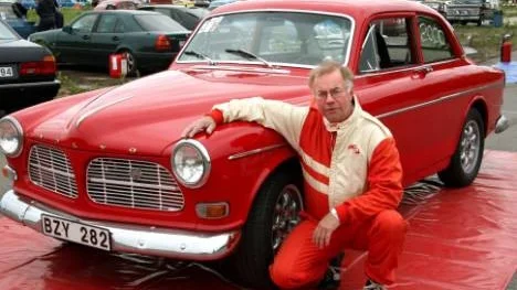 Förre iskungen Kenneth Bergkvist har sadlat om. Nu är det dragracing som gäller med sin läckert röda volvo amazon från 1965.
