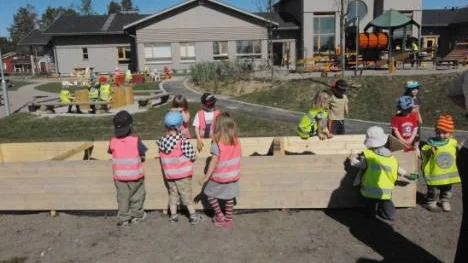 Barnen på förskolan i Arjeplog var förväntansfulla inför odlingspremiären. "Får vi inte börja snart"...