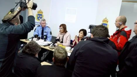 Ett stort massmediauppbåd samlades i går i Rättscentrum i Luleå för att informeras om fyndet av Carolin Stenvalls kvarlevor. Trion sittande på podiet är Håkan Karlsson, länspolismästare, samt de båda kammaråklagarna Ulrika Schönbeck, förundersökningsledare, och Anette Ölmbro, biträdande förundersökniingsledare.