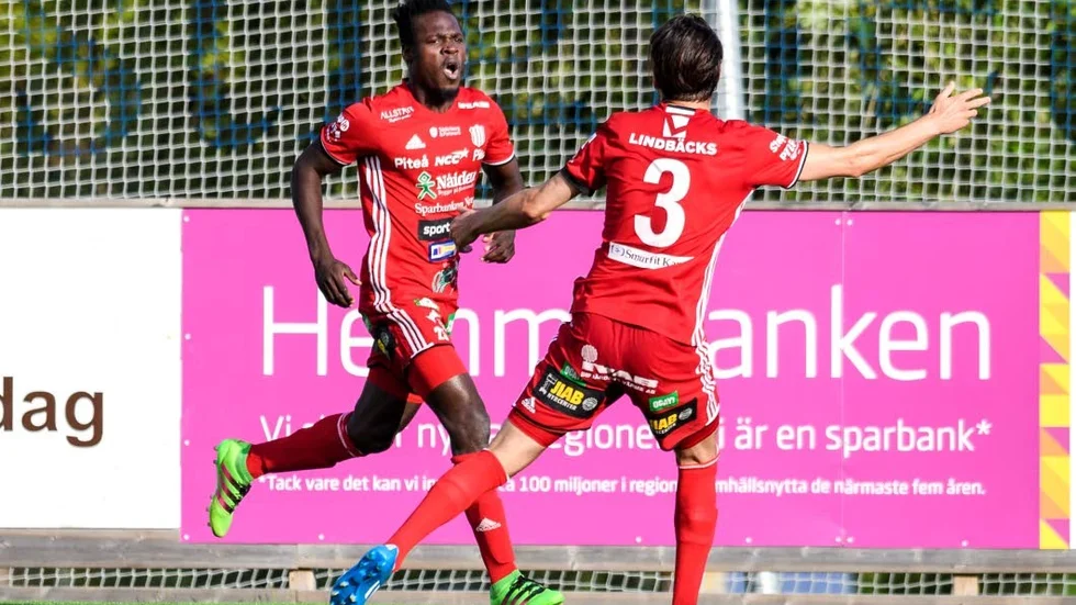 MÅL. Tetteh Komey gjorde Piteås kvitteringsmål. Han grattas av Markus Oskarsson.