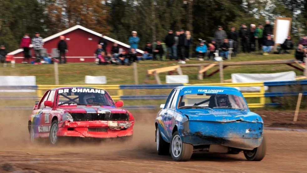 Kamp. Daniel Loggert (blå) tog kommando i finalen, men tvingades bryta med två varv kvar. Viktor Johansson (röd) vann till slut.