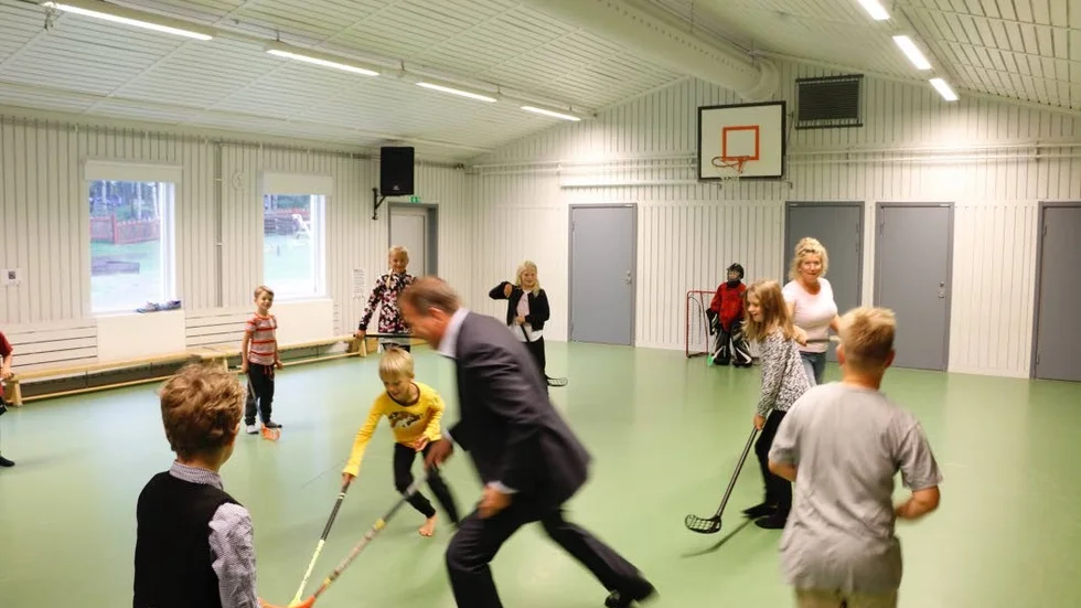 Innebandy. Barnen bjöd upp till innebandymatch och statsminstern gav sig in i leken.