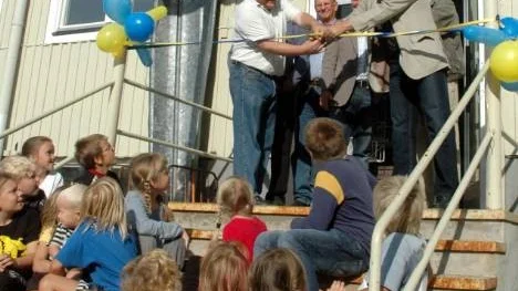 Knappt nio månader har gått sedan kommunalråd Bill Nilsson (till höger längst upp) invigde Tväråselets "nya" skola, som byaföreningen och TAIF övertagit driften av. Nu är skolan föremål för en utredning om eventuell nedläggning. (Arkivbild.)