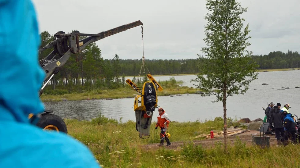 Jimmy Björkmans skoter bärs upp med hjälp av en traktor. Han var en av de första som sänkte sin maskin.