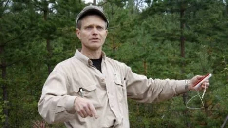 Per Stenvall visar och berättar om hur man hanterar ett plantsnöre för att ta reda på om det finns behov av röjning.