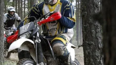 Kent Hansson knixar sig fram mellan träd, stubbar och stenar.