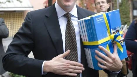 Finansminister Anders Borg, m, vill möta den mörknande framtiden med skattesänkningar, mest till höginkomsttagare.