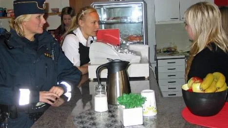 I fredags besökte Älvsbyns områdespolis Anna-Karin Berggren (till vänster) och skolkurator Janne Bjerke elevfiket på Älvåkraskolan tillsammans, något som de planerar göra regelbundet från och med i höst. Ida Sundström är en av högstadieeleverna som välkomnar initiativet.
