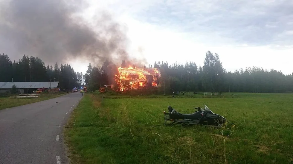 Övertänt. Den gamla timringen var snabbt övertänd och gick inte att rädda.