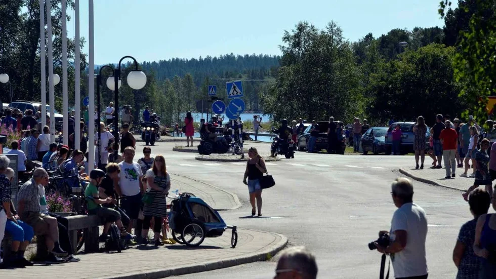 Åskådare. Man ur huse! Många var det som följde HD-kortegen från trottoarerna i Arjeplog.
