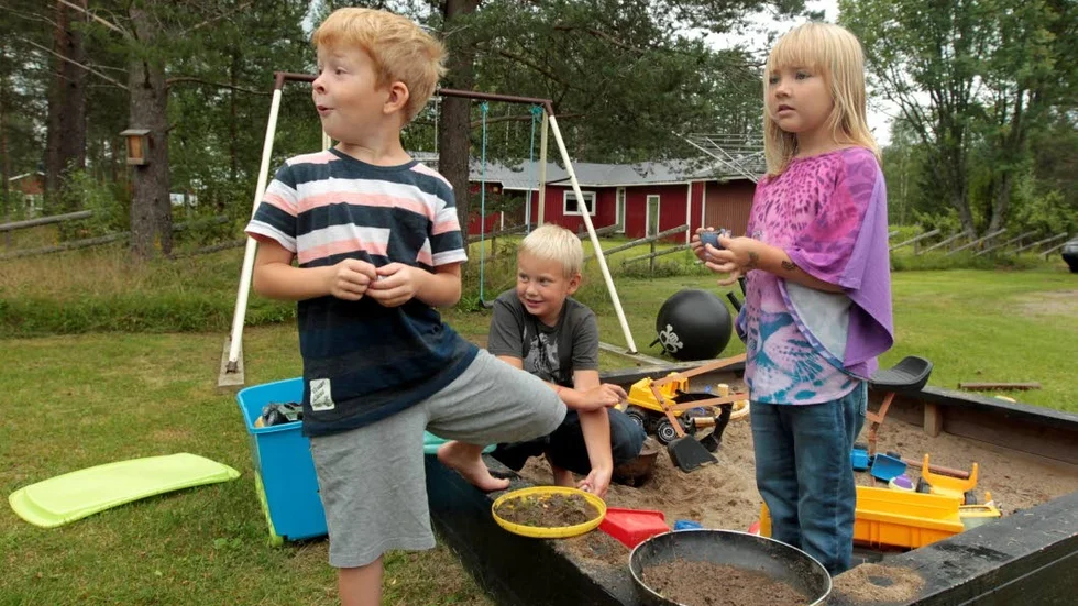 Kusiner. Nils Nyholm hade besök i sandlådan av Max Boström och Moa Boström från Kälsberg när PT hälsade på.