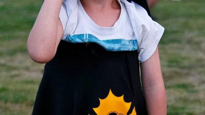 DARIN-FAN. Elias Hedlund Ström, 3år, tycker om Darin - och då är inte avståndet från hemmet i Bureå så långt så att man kan låta bli att åka några mil för att höra stjärnan sjunga live. Favoritlåten är Out of my life - och lyckligtvis så var den sången med på kvällens spellista!