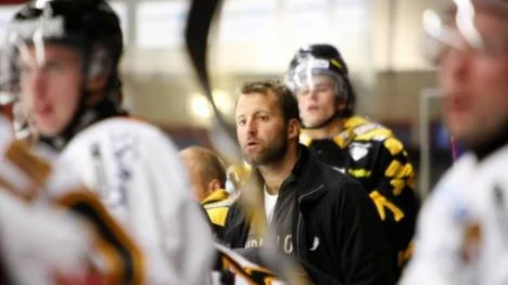 Mikael Renberg tog en plats mellan Skellefteå AIK och Luleå HF:s bås  när lagen möttes i LF Arena förra veckan. Och frågan är vilket val Renberg gör i framtiden. Blir det någon comeback i så fall i vilket lag. Eller är karriären definitivt över?