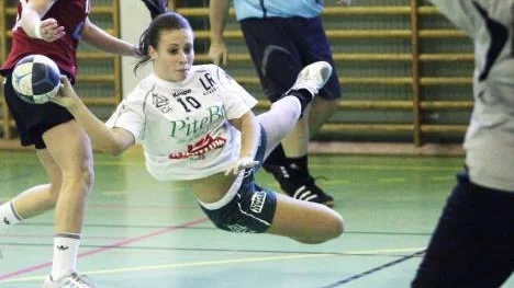 Flygande start blev det för Malin Jonsson och Strömnäs i division 2-handbollen.