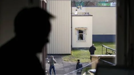 Från sitt kontor kunde Per Nilsson följa rånarna när de gick in i Handelsbankens lokaler genom ett bakfönster. "Det känns helt overkligt, som på film", säger han.