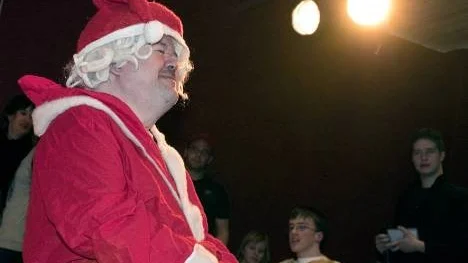 I rampljuset. Jan Österberg spelar bland annat rollen som jultomten i  Stjärnteatergruppens kommande show.