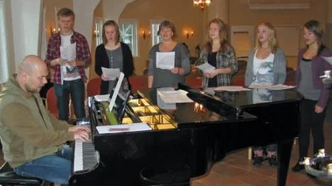 Ett tiotal Älvsbyungdomar nappade på studieförbundet Sensus´ inbjudan att lära sig sjunga gospel med Malcolm Chambers som ledare. Från vänster Petter Sundqvist, Viktoria Berggren, ungdomskörledare Kerstin Hansson, Sara Åström, Erika Karlsson och Kajsa Hansson.