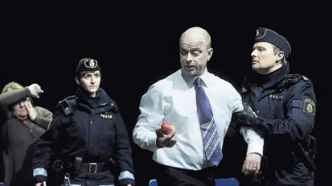 Teatergruppen Vardagens dramatik från Stockholm spelade upp verklighetstrogna scener som ledde till diskussioner mellan poliserna i publiken.