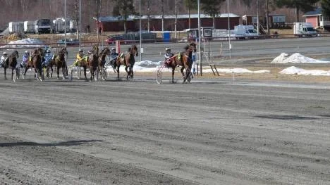 Ivan Express (Mats Gällerstedt) är på väg att lämna övriga fältet över upploppet i V5-5.