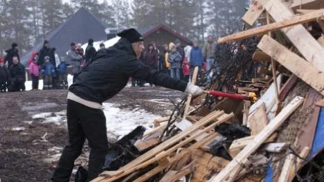 Tänt var det här. Hotell Laponias Elin Söder tänder valborgsmässoelden vid Sameland i Arvidsjaur.