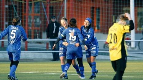 Jubel för Alvik, deppigt i Infjärden när division 2-premiärens spelades                                 på LF Arena. Hanna Nyberg från Klöverträsk avgjorde matchen.