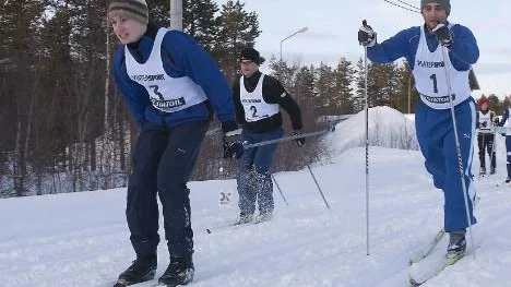 Första trion ut på Södra Gatan-loppetspåret. Emil Rylén (3) tog starten, Linus Boström (2) och Joel Arvidsson (1) hakade på.