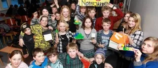 Elever formar skolgården