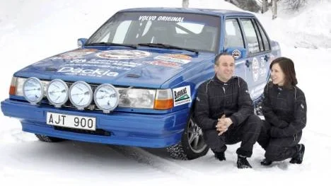 Här står Brage och Sofi Lundmark vid ögonstenen - den nybyggda rallybilen, en volvo 940. "Det har varit ett hektiskt arbete, men nu när den är klar känns det skönt. Som en nytändning", säger Brage inför söndagens rallytävling, Piterundan.