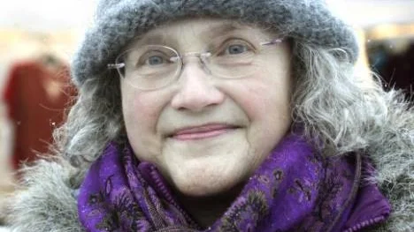 Ann Sandström från Umeå var på marknaden för fjortonde gången. Den här dagen köpte hon bland annat garn, en skål, smycken och mat. "Det är lika trevligt varje år vi är här, hur marknaden än ser ut", säger hon.