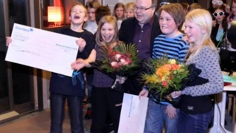 Göran Hedmalm, chef för SR i Norrbotten, delade ut prispengar. Från Västra skolan: David Falk och Ylva Belad och från Blåsmark Niclas Karlsson och Hanna Eriksson.