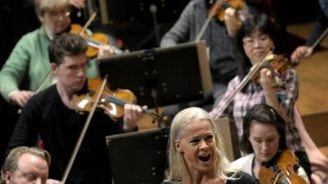 Malena Ernman leder allsång tillsammans med Filharmonikerna - en konsert som direktsänds på biografer runtom i landet.