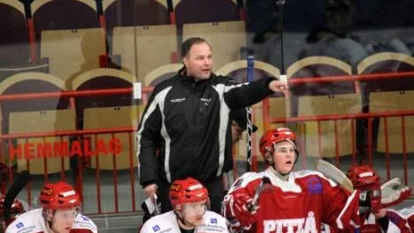 Nu pekar det verkligen åt rätt håll för Piteå Hockey. Igårkväll kunde nämligen tränaren Jens Hellgren, och även spelarna också för den delen, glädja sig över seger borta mot Lycksele och inte minst den säkrade play off-platsen. (Arkivbild)