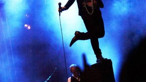 5 meter upp i luften. Inte en helt ovanlig syn på Bob Hund-konsert. Men den här gången blev det inga skadade knän för Bob Hund-sångaren.
