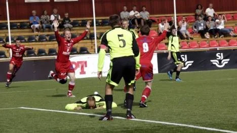 Victor Brännström (9) jublar efter 1-0-målet mot Robertsfors. Jonas Lindkvist och Kristoffer Nordlund låg bakom förarbetet till det snygga målet.