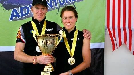 Martin Flinta och Eva Nyström med segerpokalen från Eca Adventure Challenge i Malaysia, en fyra dagar lång multisporttävling som de vann med över 20 minuter före närmaste lag.